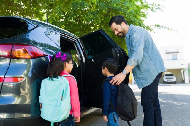 小学生の「わが子＋友人2人」の計3人を、軽自動車の「後部座席」に乗せて送迎！ 夫に「3人は違反じゃない？」と言われたけど、本当にNGなの？ 罰金についても解説