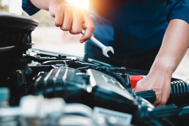 リース中の自動車の修理費が「15万円」で出費が痛いです。車検や税金などコミコミで契約したけれど、通常のカーローンの方が安かったのでしょうか？