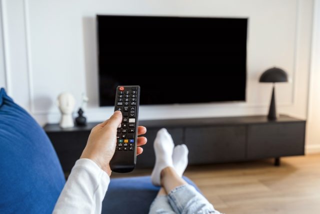新社会人で「1人暮らし」を開始！ テレビがあるけど、観なくても「NHK受信料」の支払いは必要？「チューナーレステレビ」「スマホ」なら大丈夫？ 支払いが必要・不要なケースを解説