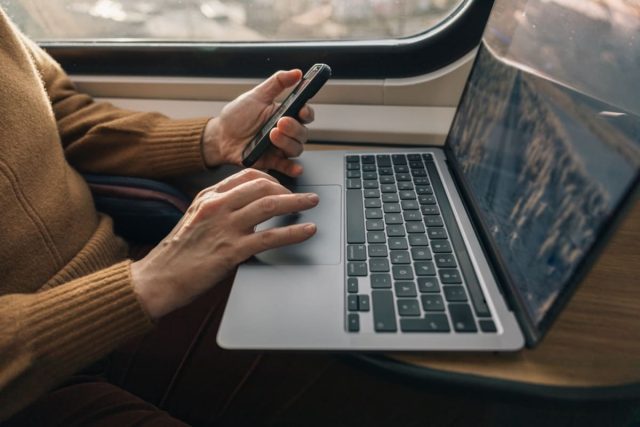 出張の新幹線で「PCの充電」が残り少ないことに気付いた！ 座席のコンセントを「2時間半」ずっと使うのはNG？ 追加料金を払えば快適に仕事できる場合もあるの？
