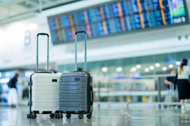「飛行機」に持ち込もうとした荷物が重量オーバー！→ 事前に申請していないと「受託手荷物料金」が高くなると聞いたのですが、差額はどのくらいでしょうか……？