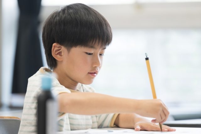 小学生の息子のママ友は習いで月謝「3万円」を超えているそうです。一般的にはどのくらいのお金をかけているのでしょうか？