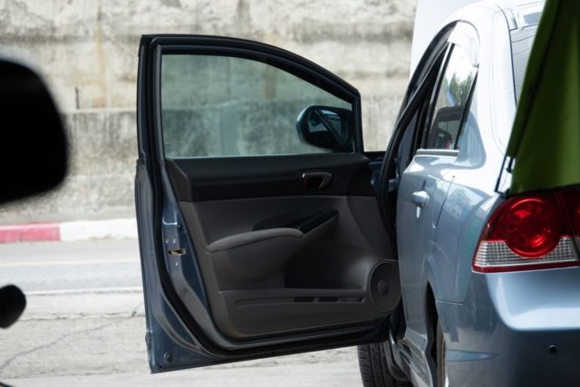 友人が「憧れのジムニー5ドアを購入したい」と言っていましたが「5ドアの車」にはどのようなものがあるのでしょうか？ 例えば、ジムニー「ノマド」と「シエラ」にはどのような違いがあるでしょうか？