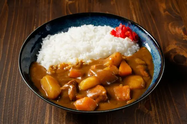4人家族でカレーを「手作り」するのと1人前「150円」の「レトルトカレー」では、どちらが安上がりでしょうか?
