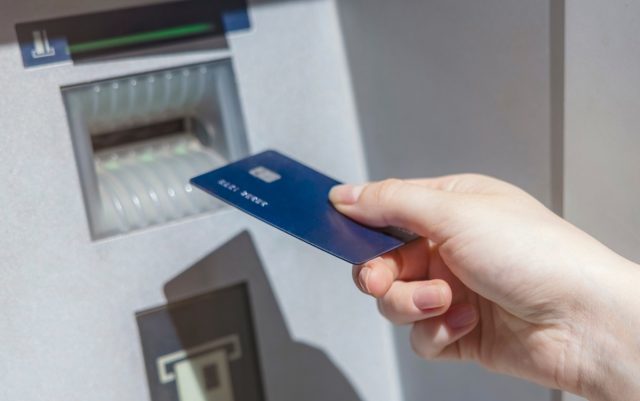 銀行のキャッシュカードを再発行したら「1100円」かかりました。どの銀行も手数料はかかるのでしょうか？