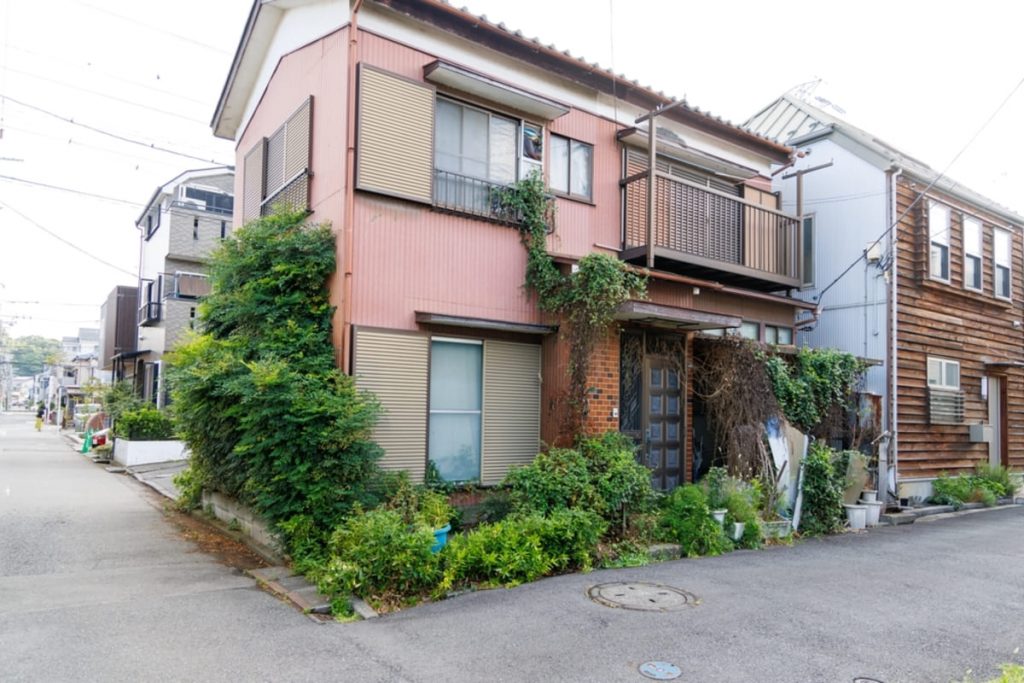 「築50年の自宅」に住み続ける高齢の両親。「死んだらつぶして」と言われているけれど、かなり古いので地震などが心配です。手ごろな「中古マンション」に引っ越してもらうべきでしょうか?