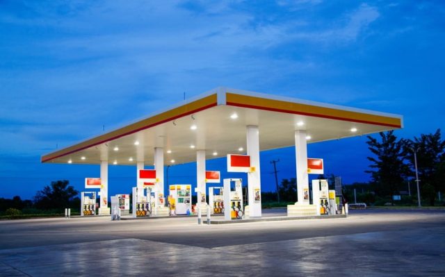ガソリンスタンドの閉店が相次いでいる？ 過去25年で半減したのはなぜ？