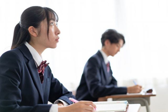 ママ友に「今年度から高校授業料無償化でうれしいね」と話したら、「それ、他の人に言わないほうがいいよ」と返答が！ なにか悪いことを言ってしまったの？“気を付けるべき理由”を解説