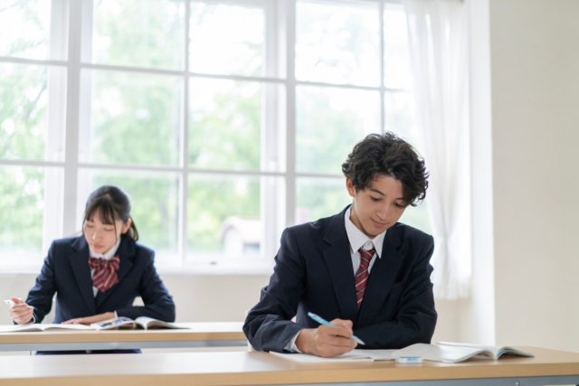 娘が「大学受験に失敗したくない」と塾通いを希望！「月10万円」かかるけど、世帯年収800万円のわが家でも通わせるべき？ 高校生の「3～4割」が塾に通う現状とは