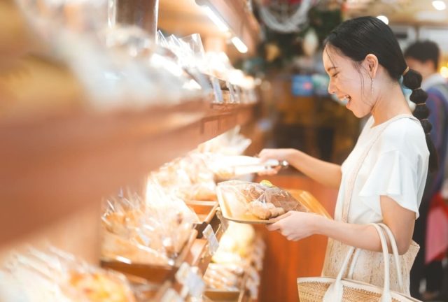 最寄りの「駅ナカ」のパン屋が好きで、よく利用しています。でも、パン屋だけを利用したい日でも、駅の改札を通るとお金がかかるのでしょうか？