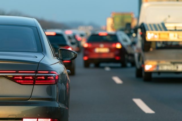 高速道路を走行中「追い越し車線」にノロノロ運転の車が！ 友人は「走行車線」から追い抜いてたけど、これって“違反”にならないのでしょうか？ 罰則や注意点を解説