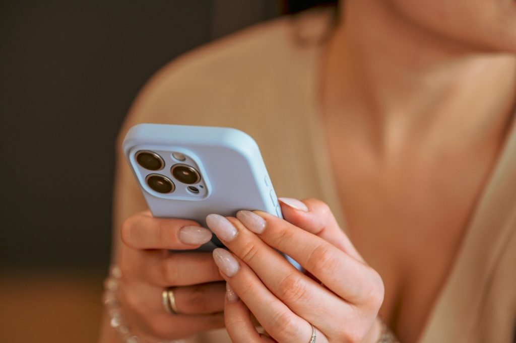 「iPhone」vs「Android」日本で利用者が多いのは？ 全体では「Android」がやや多いも、10代～20代では「iPhone」が多数派に！ それぞれの価格も比較