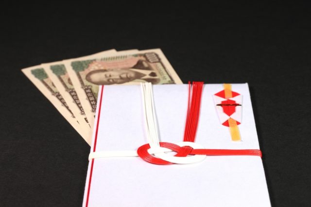 以前ご祝儀に「1万円」くれた友人が結婚！ 式に招待されたけど、ご祝儀「3万円」払う必要はありますか？ 私も金欠なので、1万円で大丈夫でしょうか？