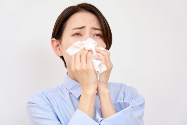 スギ花粉に悩む友人は「月3000円」前後で根治療法が受けられたとのこと。自分も「イネ科」の雑草の花粉の影響で受診したら、対症療法のみで月々「5000円」程度の出費！ 保険適用でも治療が異なるのですか？