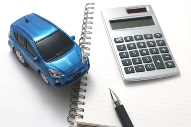 新社会人になるので、中古の「トヨタ カローラ」を格安の30万円で購入！ 父に「車検と税金だけで毎年10万は飛ぶ」と言われましたが、車ってそんなにお金がかかるものなのでしょうか？