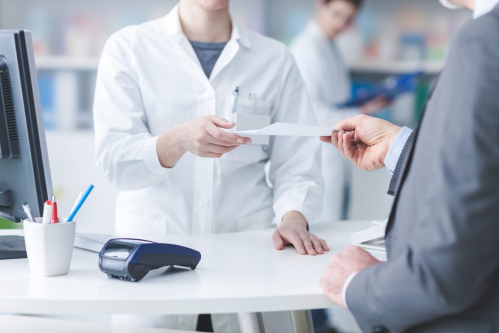 「お薬手帳」を持参すると医療費が安くなるって本当？ マイナ保険証を使っていれば「お薬手帳」は不要になりますか？