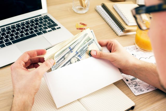 母が現金を送るというので待っていたら、「現金書留」ではなく「ゆうパック」として送られてきた！これって法律違反になる？