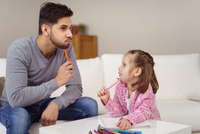 「純粋な疑問」でも答えにくい！小学4年生の我が子に「年収」を聞かれてしまったのですが、どのように対応するべきでしょうか……？