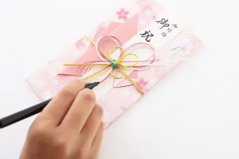 夫婦で結婚式に参列、ご祝儀は「5万円」or「7万円」どちらが無難？ 間違えると失礼になるケースとは