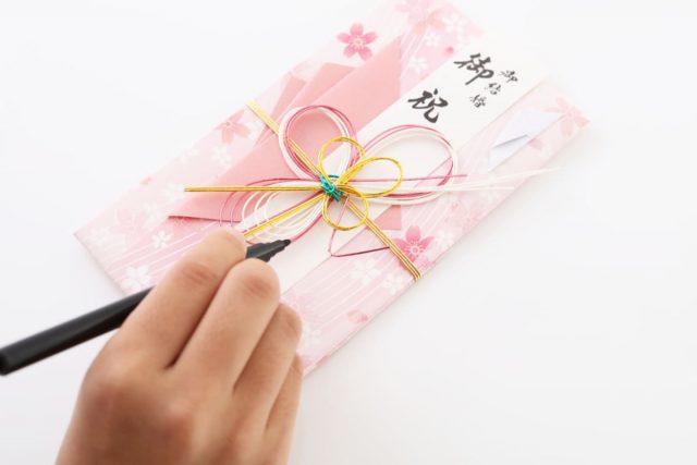 夫婦で結婚式に参列、ご祝儀は「5万円」or「7万円」どちらが無難？ 間違えると失礼になるケースとは