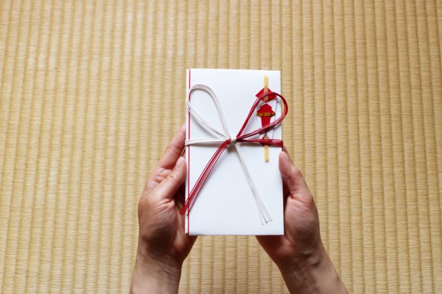 高校に入学した甥っ子に、入学祝いとして「1万円」を渡したいのですが、高すぎるでしょうか？相場を知りたいです。