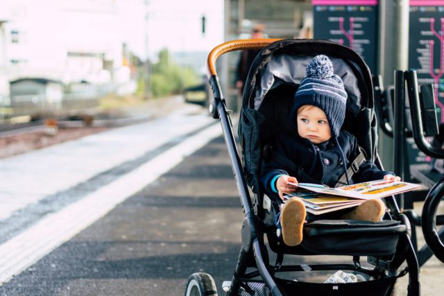 電車内でベビーカーの子連れに「タクシーで移動しろ」と怒鳴る人が！ 実際「タクシー料金」を考えると現実的ではないと思うのですが、ベビーカーの利用は問題ないですよね？ トラブルを回避する方法はあるのでしょうか？