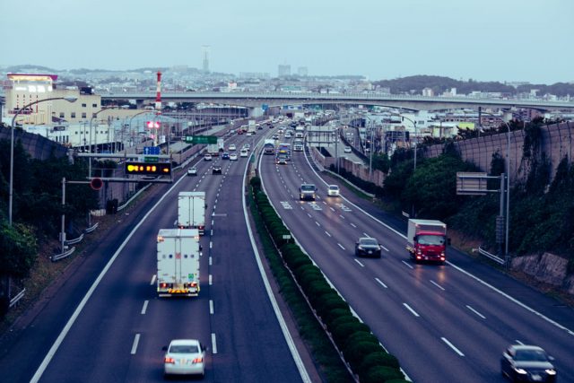 運転は夫に任せているのですが、旅行の際は毎回「高速道路」を利用しています。「高速道路」と「一般有料道路」はなにが違うのでしょうかは？ また、「通行料」はどのように決まりますか？