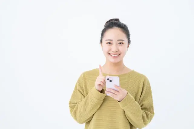 毎月「7000円以上」のスマホ代を支払っている私、友人に「高すぎ!」といわれました…。「スマホ代」はいくらくらいが一般的なのでしょうか?