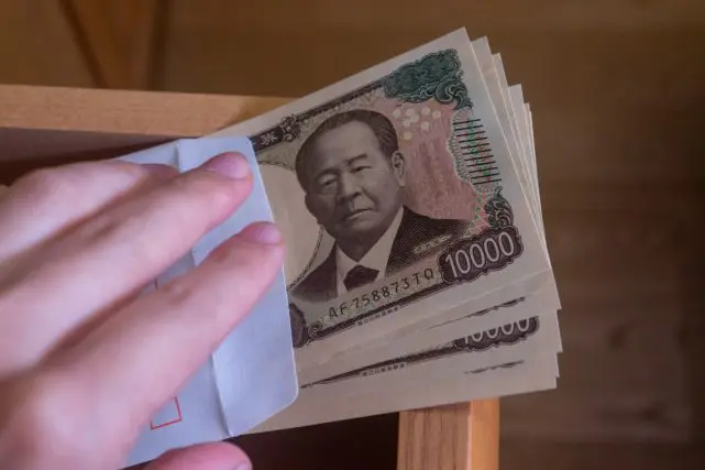 ほとんど「金利」がつかない昨今、「タンス預金」と「銀行預金」のどちらを選ぶべきでしょうか?