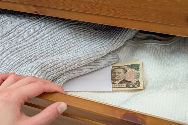 倹約家の友人は「タンス預金」で「500万円」貯めたそうです。銀行に預けた方が安全だと思うのですが、なにか「メリット」があるのでしょうか?