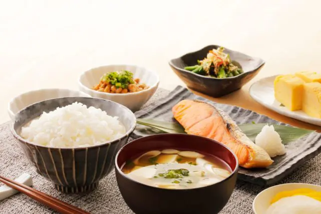 毎日残業続きで「外食費」が月3万円に! でも時短で“栄養バランス”もとれてるなら良しとすべき? 無駄遣いに「なる・ならない」の基準とは