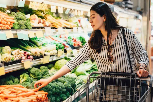 4人家族で食費が「月10万円」近くかかっています…物価高の影響もあり、特に野菜が高くて困っているのですが、うまく節約するコツはありますか?