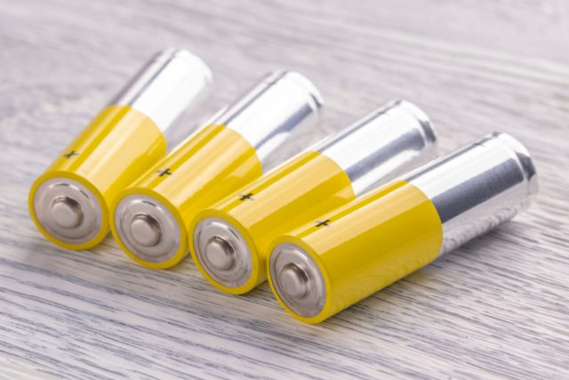 「アルカリ電池」と「充電池」の「コスト比較」！ 充電池がお得になるのは、何回目の充電からですか？ 友人からは「2000円くらいじゃない？」と言われたのですが、実際のところはどうなのでしょうか？
