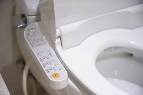「電気便座の電源」を5月から10月まで半年間「オフ」にしたら、年間約1800～3500円の「節約」に？！ 電源をオフにすること以外の節約方法についても解説。