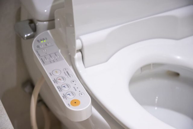 「電気便座の電源」を5月から10月まで半年間「オフ」にしたら、年間約1800～3500円の「節約」に？！ 電源をオフにすること以外の節約方法についても解説。
