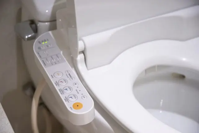 「電気便座の電源」を5月から10月まで半年間「オフ」にしたら、年間約1800~3500円の「節約」に?! 電源をオフにすること以外の節約方法についても解説。