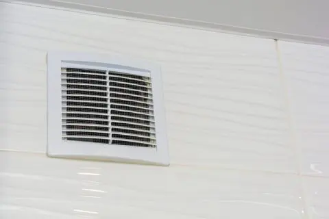 浴室の「換気扇」を毎日入浴後「5時間」つけっぱなし。1ヶ月で「電気代」はどれくらいかかる？流石に「500円」もかからない？