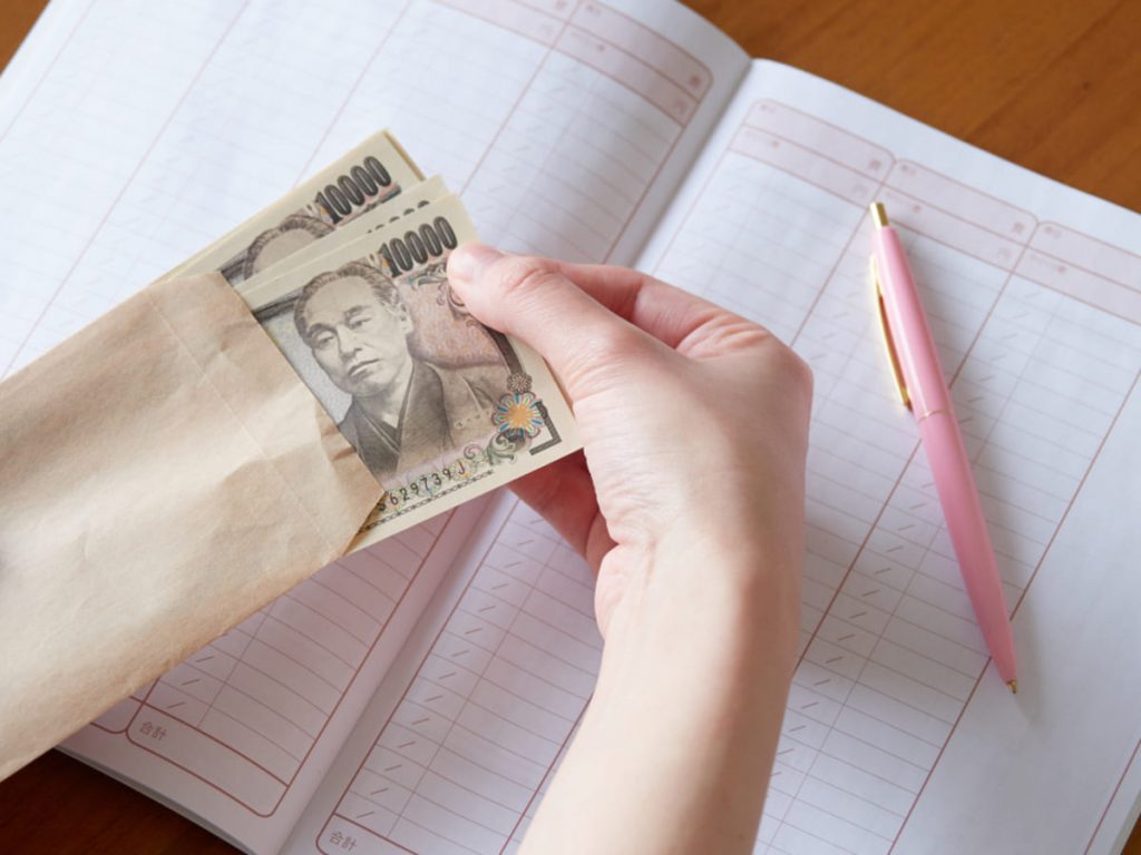 私立に通う大学生の子ども2人、「仕送りと学費(月割り)」だけで毎月の出費が「20万」を超えます。生活費をおさえてもらうための「家計の見直しポイント」は?