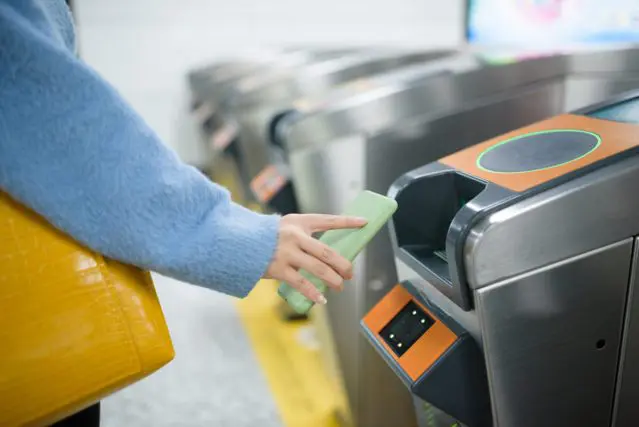 通勤帰りに子どものお迎えのため「定期券内」で途中下車しています。同僚に「不正利用にならない?」と聞かれたのですが、問題なのでしょうか?