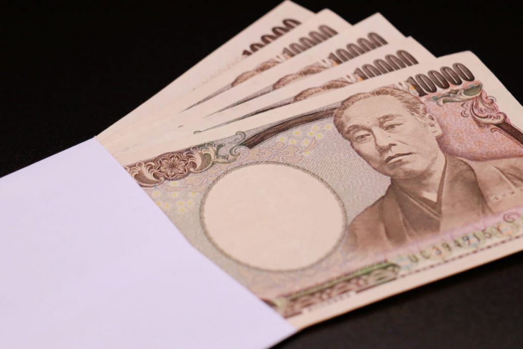 親から「家に入れるお金を3万円から5万円に上げてほしい」と言われました。20代で実家に住んでいる人はどのくらいお金を入れているのでしょうか？