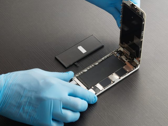 妻が長年愛用していたスマホのバッテリーが故障！→「バッテリー交換」をメーカーに依頼すると「1万円以上」かかるそうです…。「非正規」の修理業者なら安いと聞きましたが、デメリットはないのでしょうか？