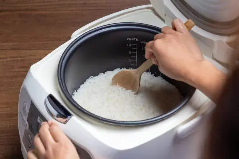 ご飯は朝まとめて炊いて「10時間くらい保温」しています。冷凍して「再加熱」するのと比べて電気代は節約になっていますよね？