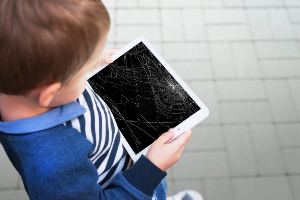 「壊しちゃった…」子どもが学校のタブレットを落として破損!保護者の負担・修理代はいくらかかる?