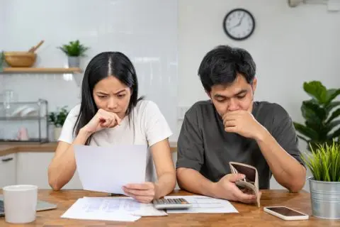 電気料金の口座振替ができておらず「滞納」してしまいました。未払い期間がどのくらいになると「電気が止まる」のでしょうか？
