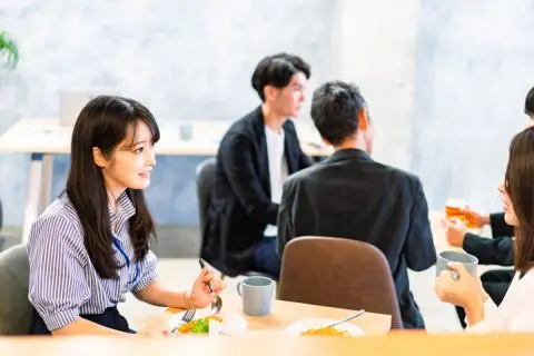夫は毎日社食を利用していますが「1食700円」だそうです。社食にしては高い印象ですが、このくらいが普通なのでしょうか？