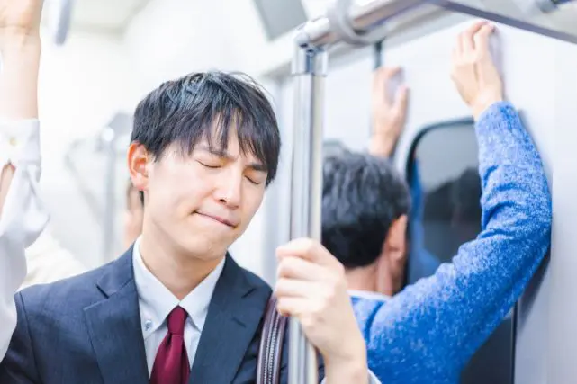 20代「年収300万円」の会社員。「千葉の実家→新宿の職場」まで“片道1時間以上”の通勤がつらい!「月収20万円」ほどだけど、新宿付近で1人暮らしは難しいですか? 生活費をシミュレーション