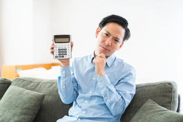 30代前半の「年収350万円」の一人暮らしです。食費や光熱費を含めた「毎月の生活費」の平均はどのくらいでしょうか?