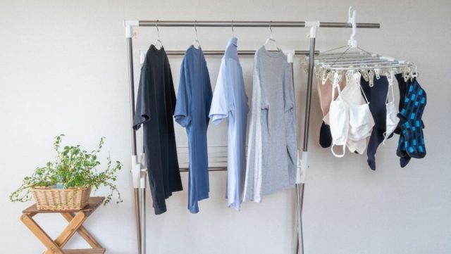 梅雨の部屋干し、電気代を抑えるコツは？乾燥機なしでも快適に乾かす方法を解説