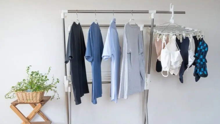 梅雨の部屋干し、電気代を抑えるコツは?乾燥機なしでも快適に乾かす方法を解説