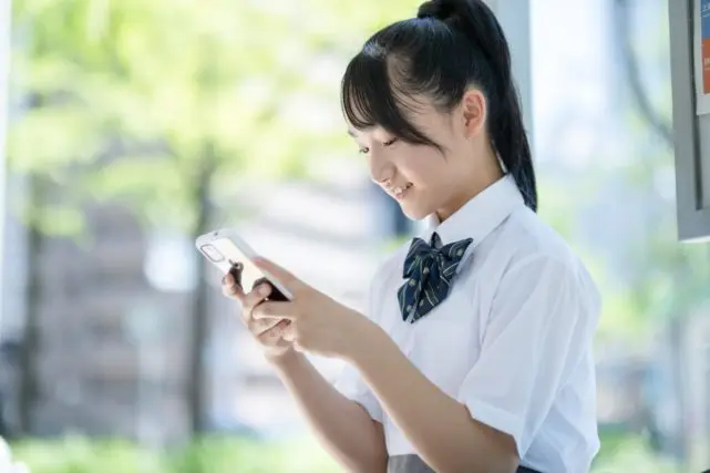 中学生の子どもに「スマホを持たせるか」で夫婦の意見が割れています。子どもにかけるスマホの費用はどのくらいなのでしょうか?